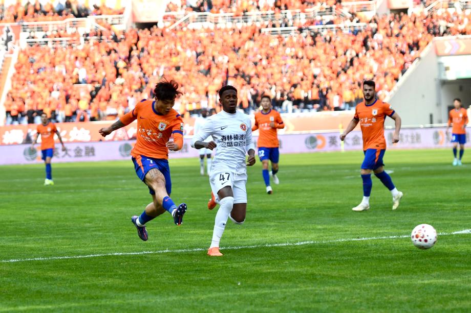 中超-主场三球完胜辽宁铁人 山东泰山收获开门红